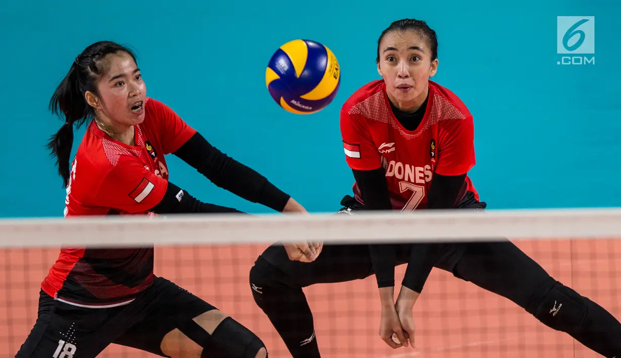 Pemain Voli Indonesia, Novia Andriyanti berusaha mengembalikan bola pada babak penyisihan grup A voli putri Asian Games 2018 melawan Thailand di Tennis Indoor Senayan, Jakarta, Senin (27/8). Indonesia kalah 1-3 dari Thailand (Bola.com/Vitalis Yogi Trisna)