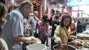 Warga pun ramai datang ke vihara setiap menjelang waktu berbuka. (merdeka.com/Iqbal S Nugroho)