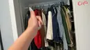 Koleksi baju tertata rapi dalam lemari. Selain digantung, banyak juga yang dilipat dan disimpan di bawahnya. [Youtube/Cinta]