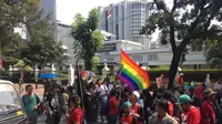 Kelompok LGBT di tengah aksi demo buruh