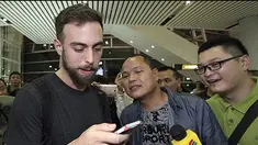 Siapa yang menyangka ponsel Matt Stopera yang hilang di New York ternyata ditemukan di negara Cina.Stopera yang kehilangan ponsel di sebuah bar ini tiba-tiba kaget menemukan foto orang lain yang muncul dalam aplikasi foto yang masih terhubung dengan ...