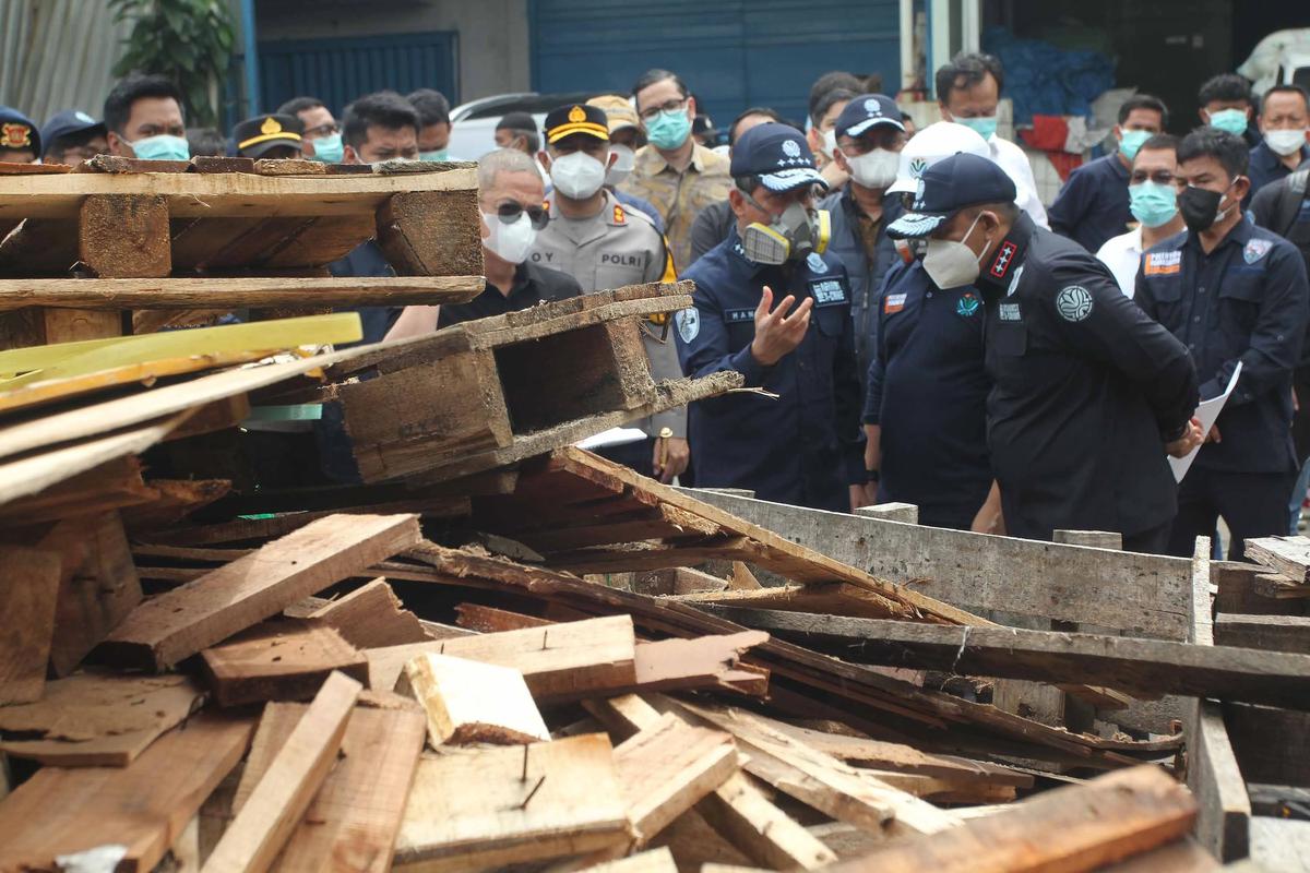 FOTO: KLH Segel Gudang Pestisida di Tangerang Selatan Terkait Pencemaran Sungai Cisadane
