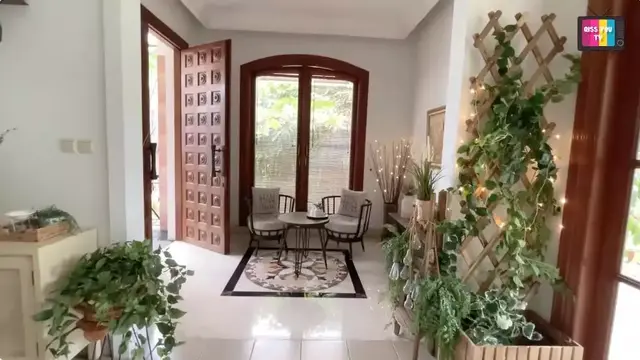 Potret rumah kontrakan Rina Nose (Sumber: YouTube/Qiss You TV)