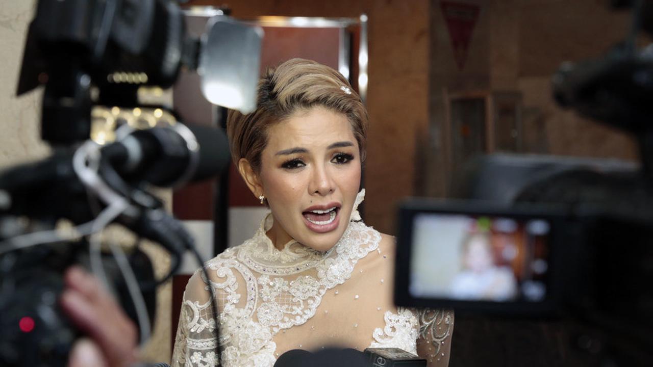 Selain berakting, Nikita Mirzani juga dikenal sebagai seorang presenter. Ia sering muncul di berbagai acara televisi, termasuk talk show dan variety show. Gaya bicaranya yang blak-blakan dan terkadang kontroversial menjadikannya sosok yang sering dibicara