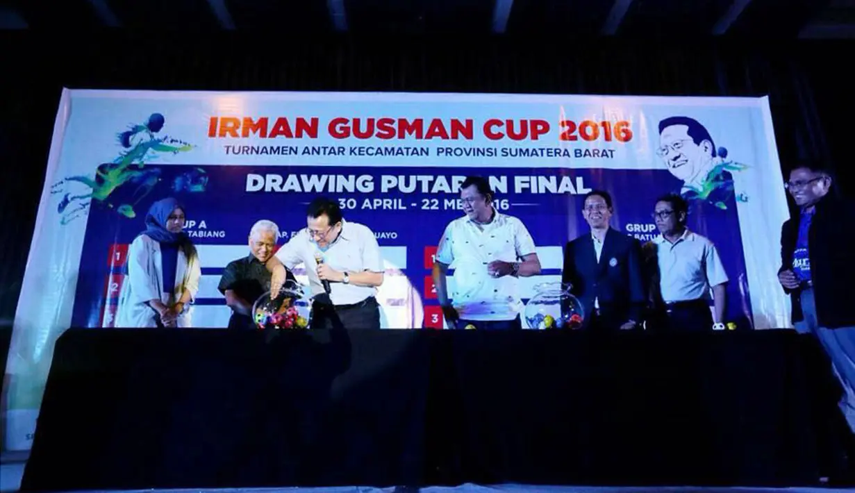 Ketua DPD-RI, Irman Gusman (3kiri) saat melakukan drawing putaran Final Irman Gusman Cup 2016 di Hotel Mercure, Padang, Sumatera Barat. (Bola.com/SPARTAN Enterprise)