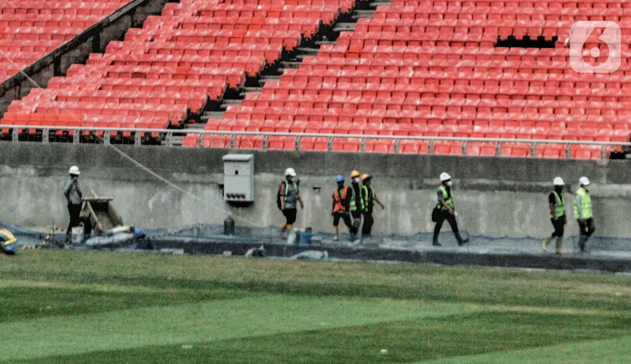 Pekerja saat menyelesaikan proyek pembangunan Jakarta International Stadium (JIS), Papanggo, Jakarta Utara, Selasa (7/12/2021). Progres pembangunan stadion sepakbola dengan kapasitas 82.000 penonton tersebut saat ini baru mencapai 87 persen. (merdeka.com/Iqbal S Nugroho)