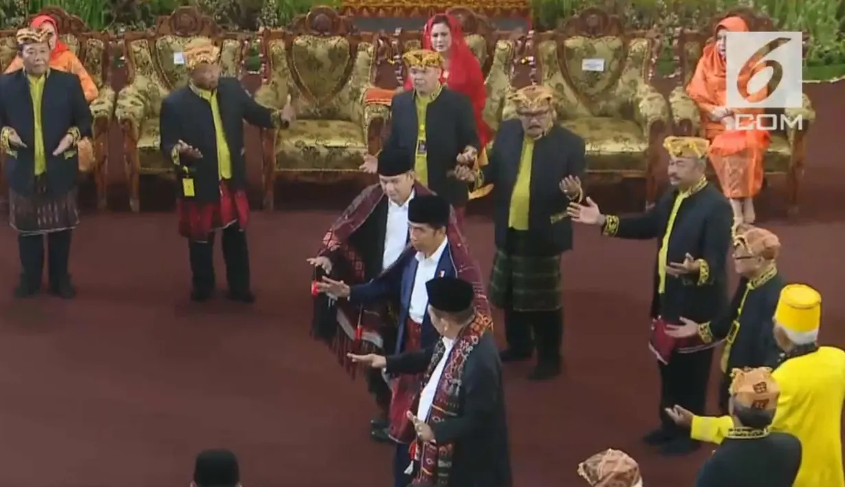 Presiden Joko Widodo menari Tortor saat acara adat pernikahan Kahiyang Ayu dan Bobby Nasution di Bukit Hijau Regency Taman Setia Budi (BHR Tasbi), Medan, Sabtu (24/11). (Liputan6.com/Vidio)
