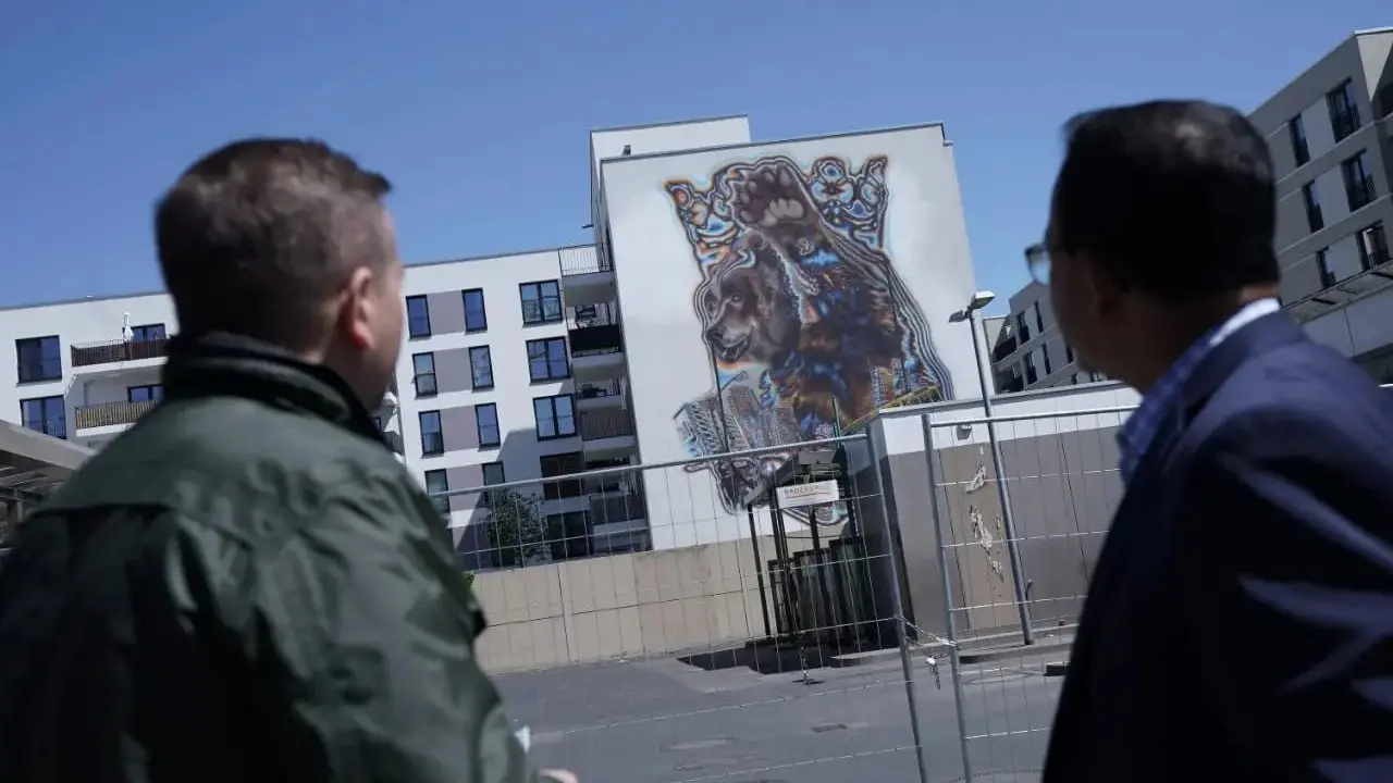 Gubernur DKI Jakarta Anies Baswedan saat mengunjungi mural yang menjadi penanda persahabatan Jakarta-Berlin, Jerman. (Instagram @aniesbaswedan)