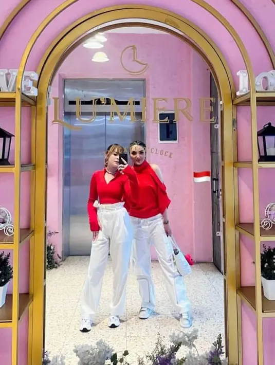 Dukungan untuk Timnas Indonesia juga diberikan lewat pilihan pakaian bertema merah-putih. [@ashanty_ash]