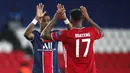 Pemain Bayern Munchen, Jerome Boateng, dan pemain Paris Saint-Germain (PSG), Presnel Kimpembe, pada laga Liga Champions di Stadion  Parc des Princes, Rabu (14/4/2021). PSG takluk dengan skor 0-1. (AFP/Frank Fife)