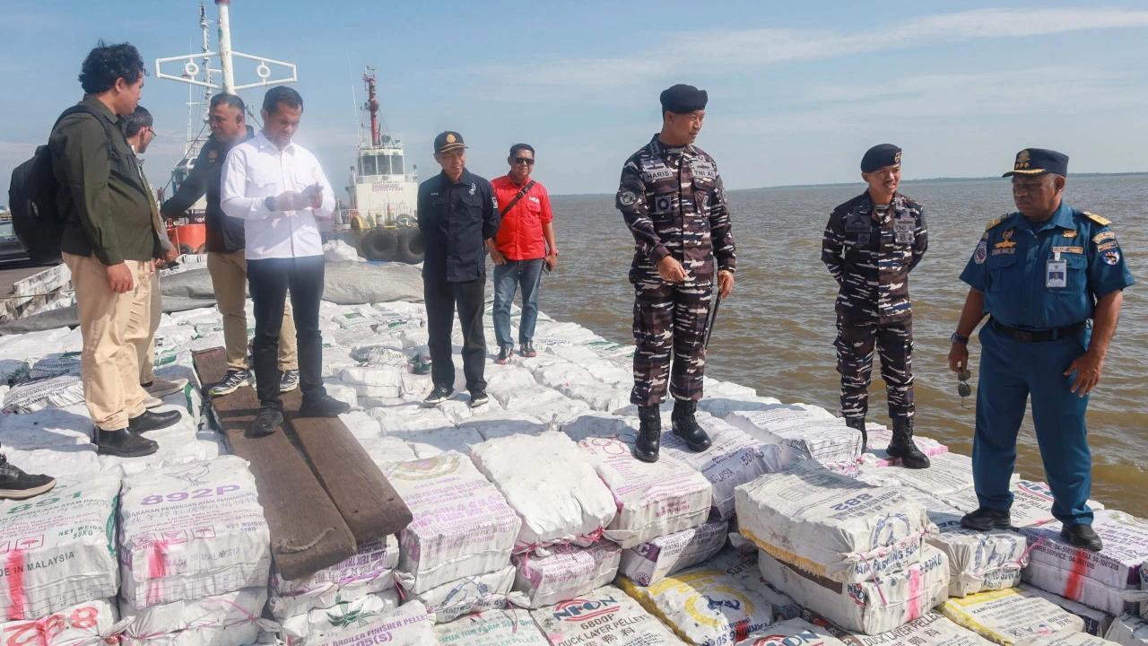 FOTO: TNI AL Gagalkan Penyelundupan 200 Ton Arang Bakau di Perairan Meranti