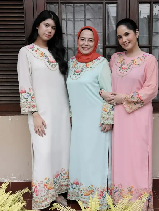 Kaftan juga tak pernah gagal hadirkan gaya manis di Hari Raya. [Foto: Instagram/ Annisa Yudhoyono]