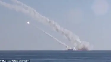 Sebuah gambar yang di rilis oleh Kementerian Pertahanan Rusia saat penyerangan terhadap Militan ISIS di Suriah dengan menggunakan rudal dari kapal selam Militer Rusia. (Dailymail.co.uk)