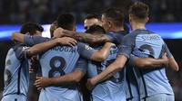 Pemain Manchester City merayakan gol yag dicetak Sergio Aguero ke gawang M'Gladbach pada laga Liga Champions di Stadion Ettihad, Manchester, Rabu (14/9/2016). City menang 4-0 atas M'Gladbach. (AFP/Oli Scarff)