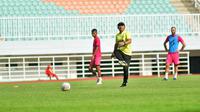 I Putu Gede dalam sesi jajal lapangan Arema FC di Stadion Pakansari pada Selasa (07/02/2023) siang. (Dokumentasi Arema)