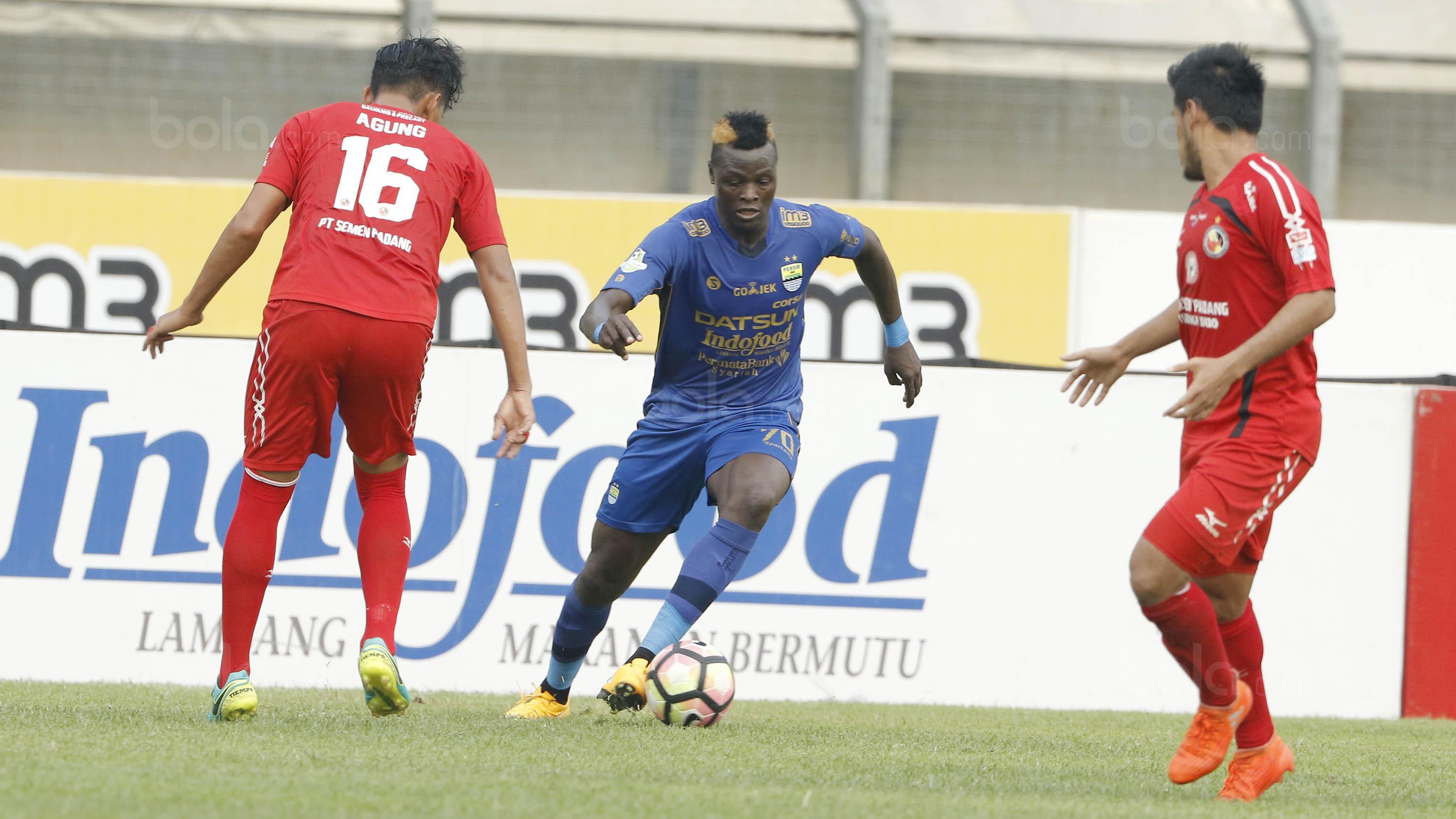Striker Persib, Ezechiel N'Douassel, berusaha melewati pemain Semen Padang pada laga Liga 1 Indonesia di Stadion Si Jalak Harupat, Bandung, Sabtu, (9/9/2017). Persib ditahan imbang 2-2 oleh Semen Padang. (Bola.com/M Iqbal Ichsan)