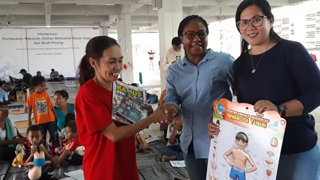 Bantuan kamus yang diserahkan dari FJPI ke komunitas belajar di Pasar Mama Papua