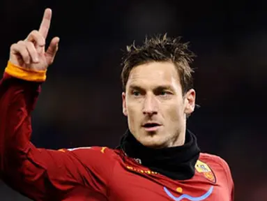 Striker dan kapten AS Roma Francesco Totti membuka kemenangan pada saat Giallorossi menghantam Cagliari 3-0 pada lanjutan Serie A, 22 Januari 2011.AFP PHOTO/Filippo MONTEFORTE