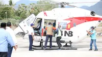 Dari Kupang, Kepala BNPB Doni Monardo bertolak ke Kabupaten Lembata NTT untuk meninjau pengungsi dan penanganan erupsi Gunungapi Ili Lewotolok dengan helikopter BNPB, Rabu (2/12/2020). (Badan Nasional Penanggulangan Bencana/BNPB)