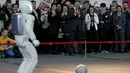 Robot humanoid buatan Honda motors Asimo saat beraksi bermain bola di Miraikan, Tokyo , Jepang , (7/4). Pertunjukan tersebut juga dihadiri oleh Presiden Ukraina Petro Poroshenko dan mantan astronot Mamoru Mori. (REUTERS / Issei Kato)