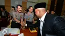 Wakapolri Komjen Budi Gunawan bersalaman usai mengikuti rapat kerja dengan Komisi III DPR di Komplek Parlemen, Jakarta, Kamis (02/07/2015). Rapat membahas persiapan pengamanan pilkada, pelaksanaan 11 program prioritas Polri. (Liputan6.com/Andrian M Tunay)