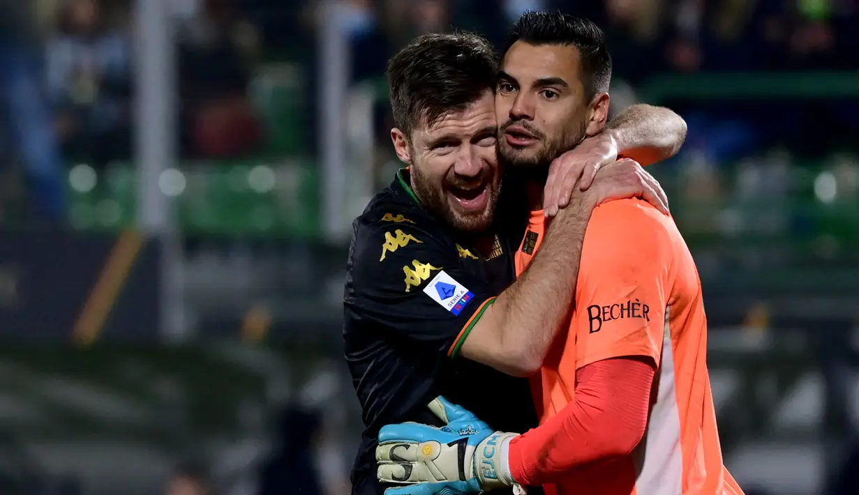 Sergio Romero. Kiper berusia 34 tahun ini kini menjalani musim pertama bersama Venezia. Total telah tampil 13 laga di semua ajang dengan torehan 3 kali clean sheet dan kemasukan 25 gol. Bersama Timnas Argentina telah mengoleksi 96 caps, 47 kali clean sheet dan kemasukan 69 gol. (AFP/Miguel Medina)