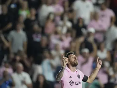 Penyerang Inter Miami Lionel Messi (10) berselebrasi setelah mencetak gol ke gawang Orlando City pada 32 besar South 3 League Cup 2023 di DRV PNK Stadium, Kamis (3/8/2023). (AP Photo/Rebecca Blackwell)