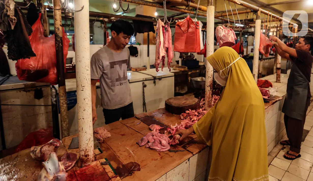 Pembeli memilih daging yang dijual di Pasar Kebayoran Lama, Jakarta, Kamis (24/2/2022). Pedagang daging mengeluhkan harga yang terus naik dan merencanakan mogok dagang mulai hari Senin, 28 Februari 2022 mendatang jika harga daging tidak turun. (Liputan6.com/Johan Tallo)
