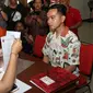 Putra Presiden Jokowi, Gibran Rakabuming Raka sedang mengurus pendaftaran KTA PDIP di Kantor DPC PDIP Solo, Senin (23/9).(Liputan6.com/Fajar Abrori)