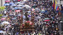 Patung Jesus del Gran Poder atau Yesus yang Maha Kuasa diikuti oleh ribuan orang dalam prosesi menandai Jumat Agung di Quito, Ekuador, 15 April 2022. Warga Ekuador memadati pusat kota untuk menyaksikan prosesi Jumat Agung. (AP Photo/Dolores Ochoa)