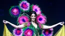 Miss Malta, Francesca Mifsud menampilkan kostum nasionalnya selama National Costume Show Miss Universe 2018 di Chonburi, Thailand, Senin (10/12). 94 wanita cantik se-dunia berlomba menjadi yang terbaik di ajang Miss Universe 2018. (AP/Gemunu Amarasinghe)