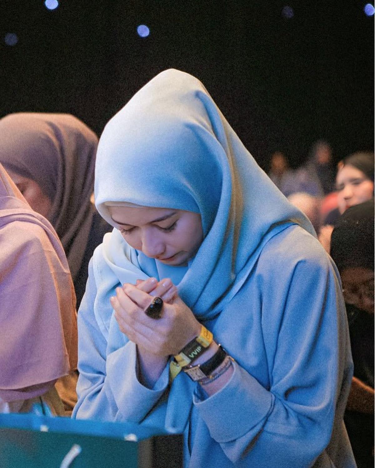 Potret Iris Wullur Ikut Kajian Bertajuk Titik Terendah, Nangis dan Peluk Sahabat