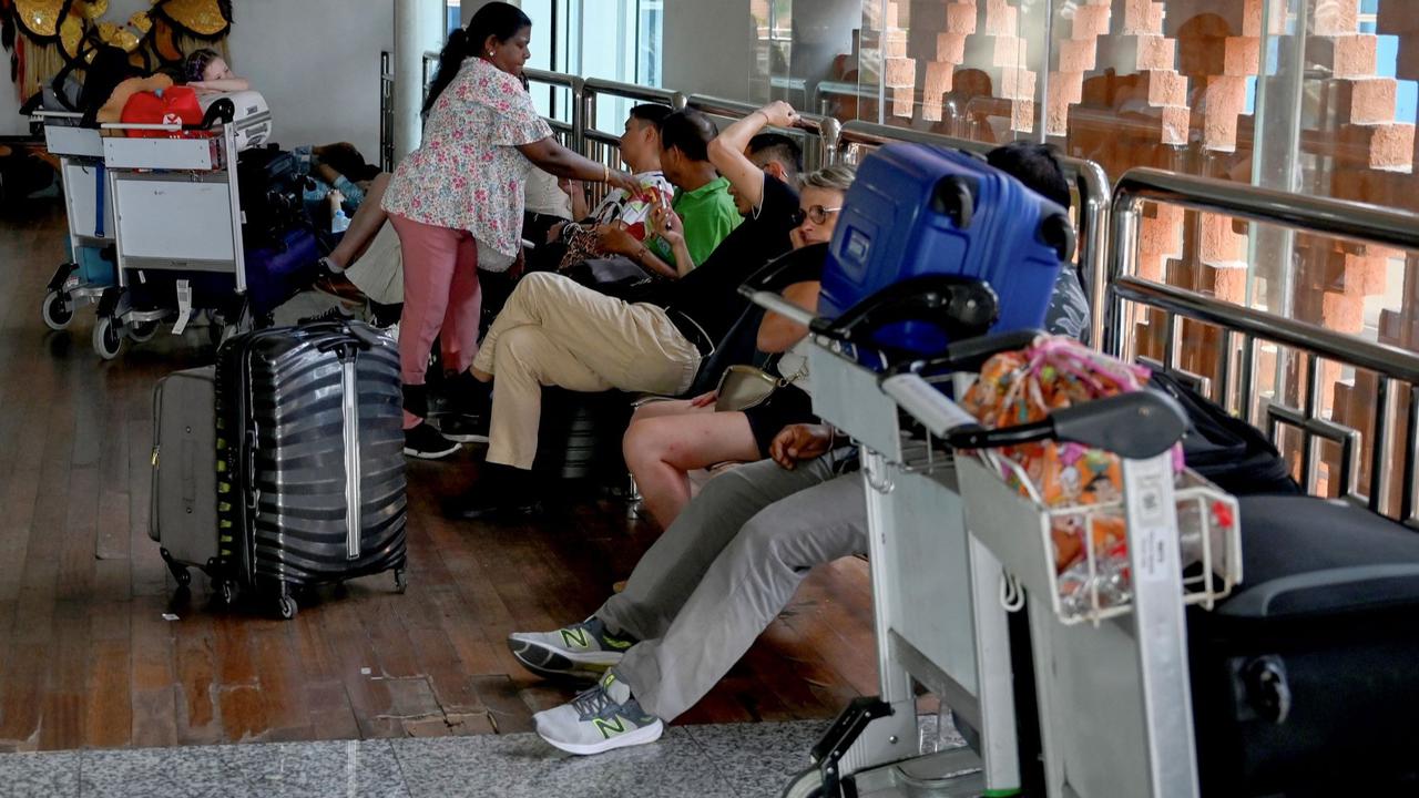 Suasana Bandara Ngurah Rai terdampak letusan Gunung Lewotobi Laki-Laki