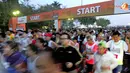 Peserta Jakarta Maraton 2013 melakukan start. Dalam perlombaan ini terbagi menjadi full marathon sepanjang 42,195 km; half marathon 21 km, 10 km, dan 5 km; dan marathoonz atau children sprint 1,3 km (Liputan6.com/Andrian M. Tunay).