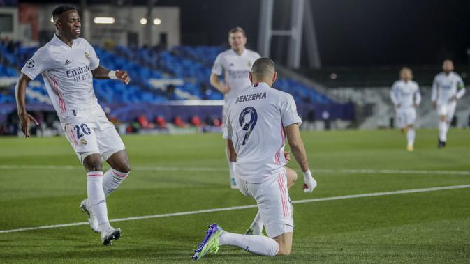 Karim Benzema dari Real Madrid mencetak gol pembuka dalam pertandingan sepak bola grup B Liga Champions lawan Borussia Monchengladbach di stadion Alfredo Di Stefano di Madrid, Spanyol, Rabu, 9 Desember 2020. (Foto AP / Bernat Armangue)