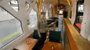 Sebuah lounge yang dimiliki kereta api mewah "Train Suite Shiki-Shima" di Tokyo, Jepang, 16 Maret 2017. Kereta mewah Shiki-Shima juga memiliki satu restoran mewah, serta dua gerbong observasi panorama di bagian depan dan belakang. (str/JIJI PRESS/AFP)