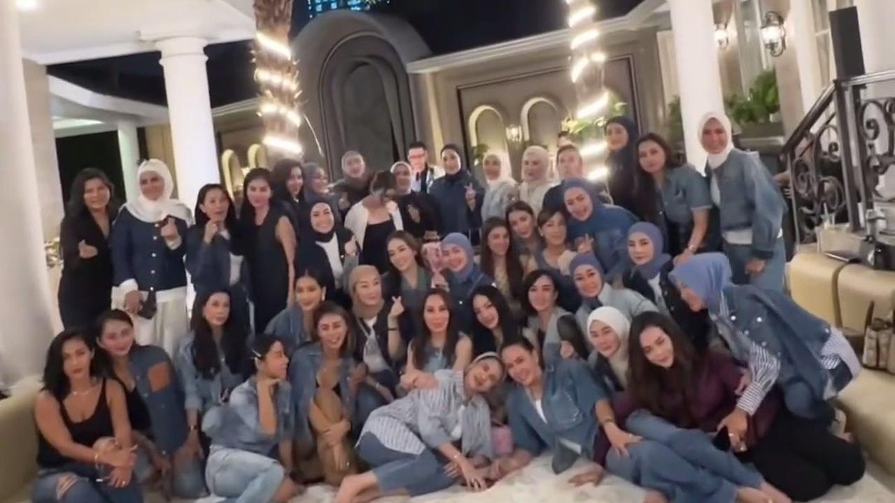 Keseruan Perayaan Ultah Erin Taulany, Karaokean Bareng - Olla Ramlan sampai Lepas Alas Kaki
