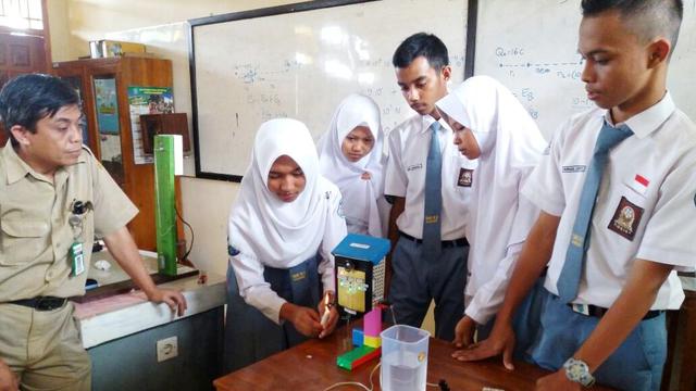 Siswa SMK N 2 Bawang menjajal sensor panas dan berpraktik merangkai alat dan memahami bagaimana sistem peringatan dini bekerja. (Foto: Liputan6.com/Muhamad Ridlo)