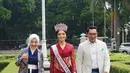 Penampilan cantik Puteri Indonesia 2023, Farhana Nariswari Wisandana dibalut kebaya merah. Penampilan luar biasanya ini dipadukan dengan kain batik sebagai rok. [Foto: Instagram/farhanariswari]
