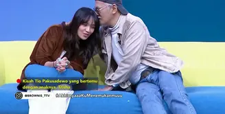 Aktor senior Tyo Pakusadewo menceritakan pertemuan hingga akhirnya memeluk putrinya. Setelah 17 tahun, akhirnya bisa ketamu dan memeluk pertama meski hanya beberapa detik. Sebelumnya, anak Tyo, Trisha kerap memanggil ayahnya dengan sebutan Om. [Youtube/TRANS TV Official]