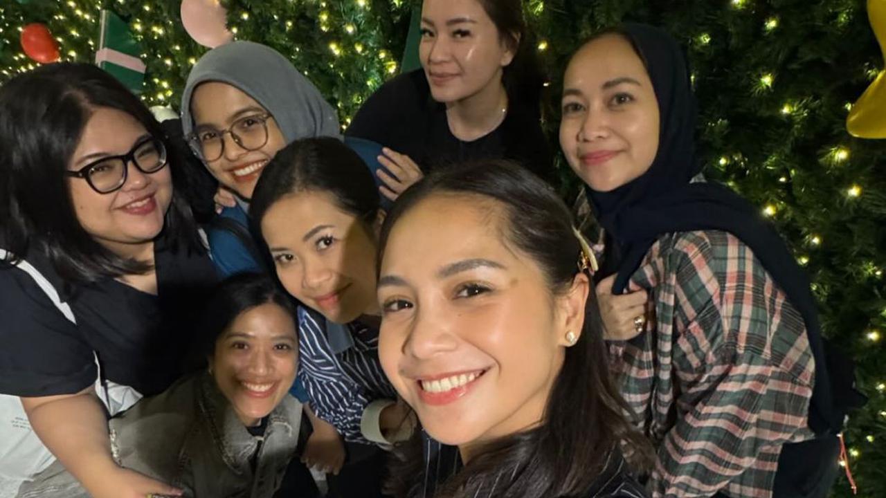 5 Potret Nagita Slavina Tiba-Tiba di Bangkok, Netizen Fokus Kecantikannya