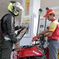Petugas SPBU Shell mengisi bahan bakar sepeda motor di kawasan bisnis Soewarna, Bandara Soetta, Tangerang, Banten, Kamis (19/4). Shell menambah SPBU di kawasan Bandara Soetta untuk memenuhi kebutuhan bahan bakar berkualitas.(Liputan6.com/Angga Yuniar)