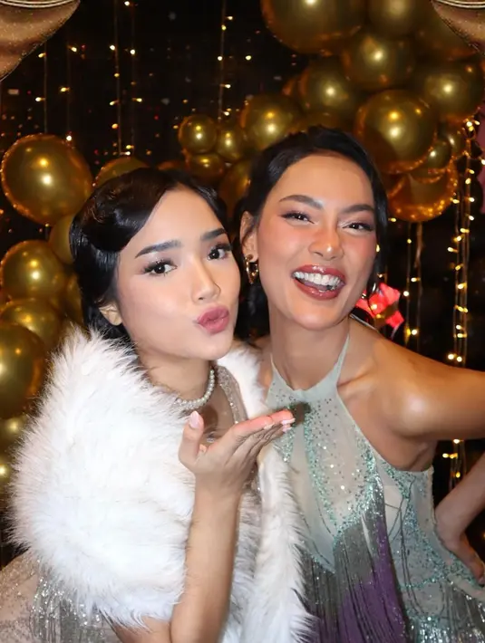 Fuji dan Erika Carlina tampil sama-sama cantik mengenakan outfit pesta yang blink-blink. Makeup bold dipadu dengan sequin dress masing-masing yang berkilauan. [Foto: Instagram/fuji_an]