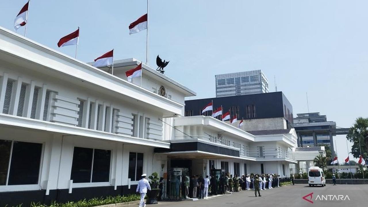 Kemenhan Berduka: Bendera Setengah Tiang Hormati Juwono Sudarsono Wafat
