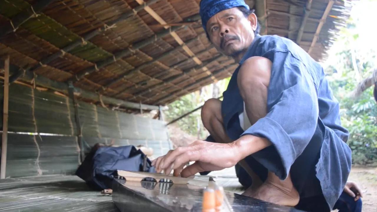 Hanya bisa diiringi oleh pantun kuno