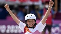 Atlet skateboard Jepang, Momiji Nishiya, sejauh ini menjadi peraih medali emas Olimpiade 2020 paling muda yakni 13 tahun. (AFP/Jeff Pachoud)