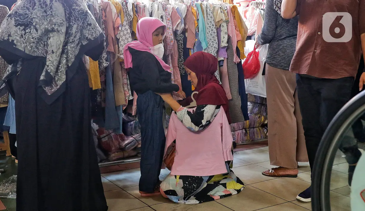 Suasana pasar Tanah Abang dipenuhi oleh banyak pembeli yang rela berkerumun untuk mendapatkan pakaian idaman yang mereka cari. (Liputan6.com/Angga Yuniar)