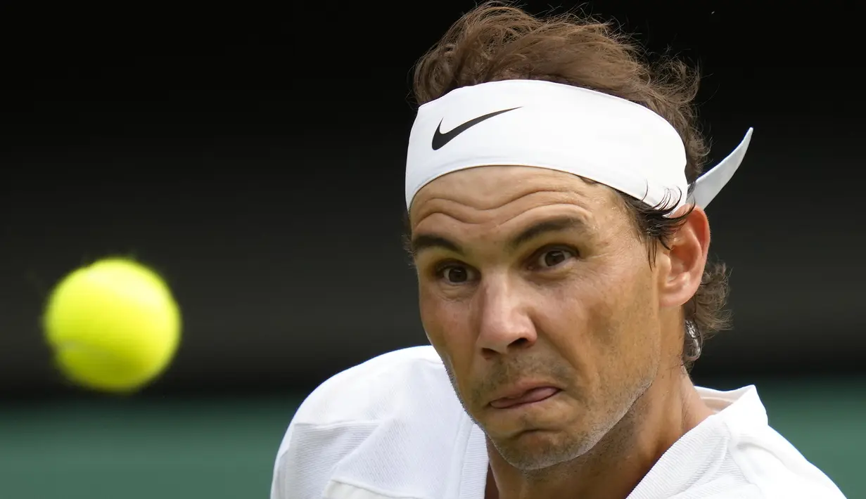 Rafael Nadal sendiri gagal meneruskan prestasi apiknya di tahun 2022 ini yang telah mengoleksi dua gelar Grand Slam di Australia Open dan French Open. (AP/Kirsty Wigglesworth)