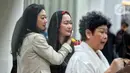 Penyanyi dangdut, Inul Daratista (tengah) dipeluk Asri Welas saat melayat di rumah duka pesohor legendaris Titiek Puspa di kawasan Pancoran, Jakarta Selatan, Kamis (10/4/2025) malam. (Liputan6.com/Angga Yuniar)