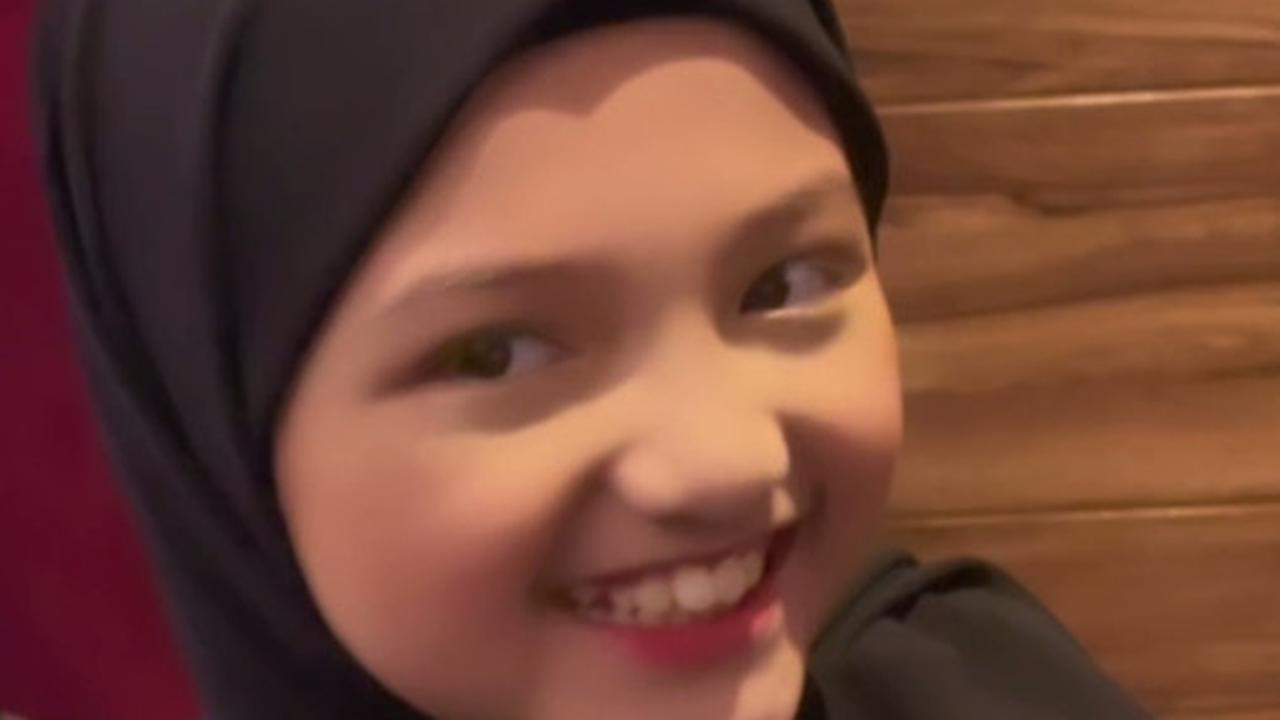 Inilah hasilnya! Cantik sekali, bukan? Netizen bahkan merasa iri, karena banyak orang dewasa saja belum bisa melakukan makeup sebaik Arsy, apalagi di dalam mobil bergerak seperti yang dia lakukan.